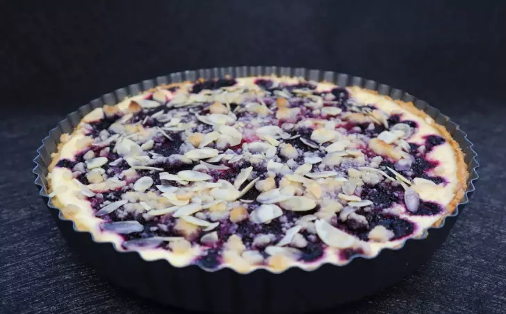 MALINOVO-BORŮVKOVÝ KOLÁČ S DROBENKOU (LOW CARB)