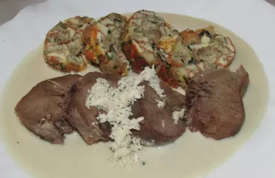 VEPŘOVÝ JAZYK S KŘENOVOU OMÁČKOU A "KARLOVARSKÝ KNEDLÍK"