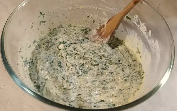 Špenátovo-sýrová náplň: na větší pánvi rozehřejeme máslo a špenát lehce osmažíme. Ne moc, aby nám z toho něco zbylo. Odstavíme z ohně a necháme trochu vychladnout. Pak přimícháme ricottu spolu se solí a kořením. Nakonec vmícháme vejce.

Já mám směs trochu řidší, jelikož jsem přidala ještě 150 g čerstvého sýru. Není to ale potřeba, uvedené množství by vystačilo i tak.