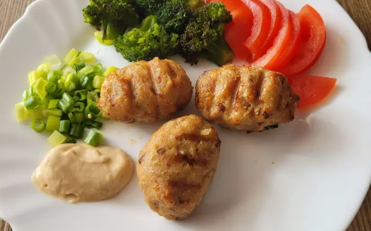 KUŘECÍ ČEVABČIČI S BROKOLICÍ