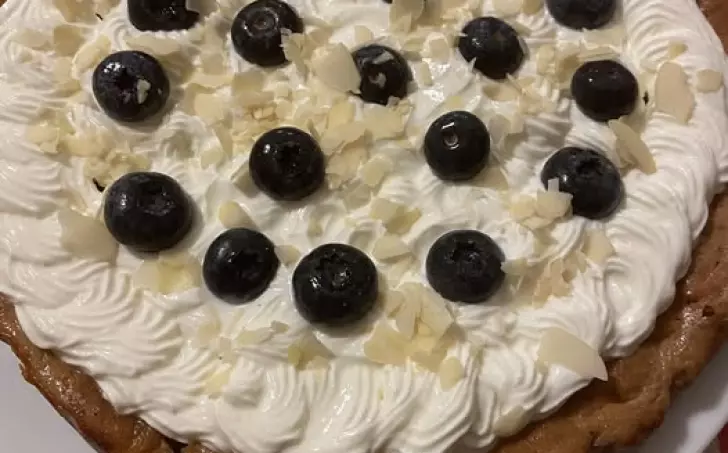 Jablečno-tvarohový koláč s borůvkami a mandlovými lupínky