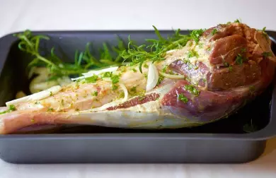 Jehněčí kýta pomalu pečená