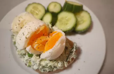 Jarní obložený chléb s pomazánkou a vejcem