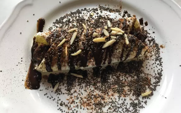 4 bilky, oriskovy krém, chia semínka, datlovy sirup