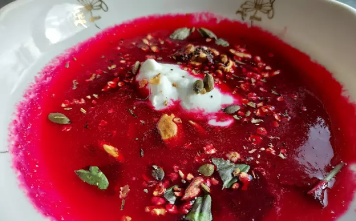 Polévka z červené řepy s jogurtem a granolou