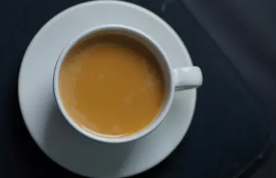 Káva bez kofeinu s mlékem