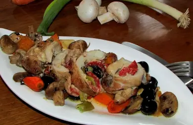 KURACÍ ZÁVITOK PLNENÝ CHORIZOM S PEČENOU ZELENINOU