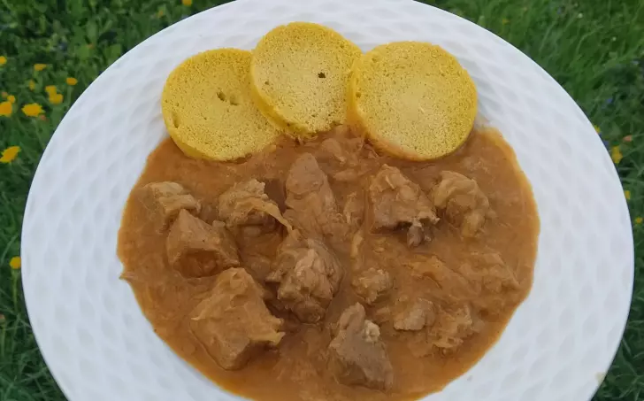 Segedínský guláš s low carb knedlíkem