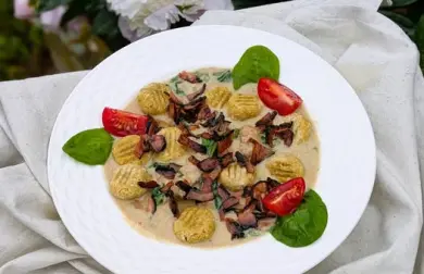 KURACIE KÚSKY V SMOTANOVEJ OMÁČKE SO ŠPENÁTOM A LOW CARB GNOCCHI