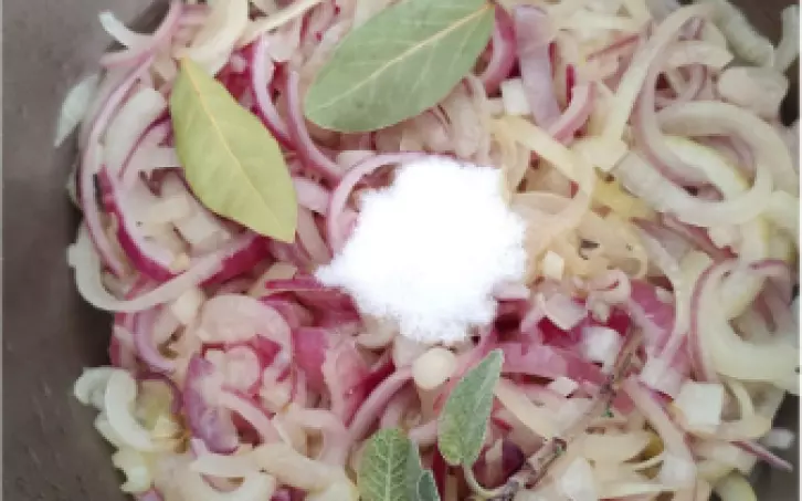 Francouzská cibulačka se zapečeným toastem