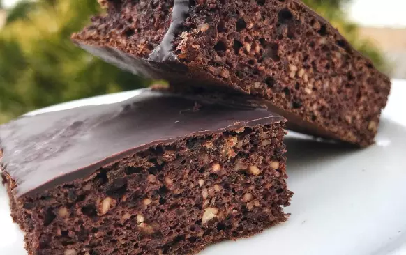 Rozpustíme kokosový olej a rozmixujeme ho s vejci a banánem tyčovým mixérem. Vmícháme všechny zbylé ingredience, nalijeme do formy (22x9 cm - na biskupský chlebíček) s pečicím papírem a pečeme na 180 stupňů cca 25 min. 
Po vychladnutí polijeme perník rozehřátou vysokoprocentní čokoládou.