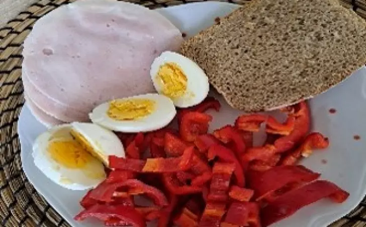 Zeleninová miska s chlebem, Lučinou a šunkou