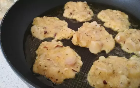 Příprava masa je velice jednoduchá. Čerstvý filet jsem rozdrtila na jemné kousky ve food procesoru - nebyl by problém umlet do hladka, ale my máme ty kousky rádi:) Do masa jsem vmíchala vejce, nasekané oříšky i pažitku a koření.