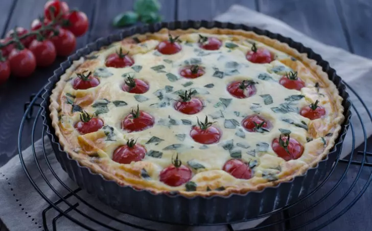 Quiche s cherry rajčátky, gruyèrem a mozzarellou
