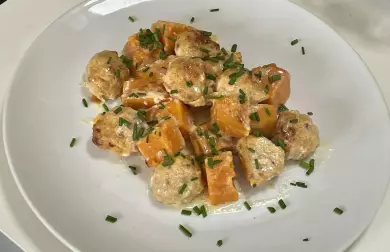 Kuřecí koule s batáty, smetanou a parmezánem