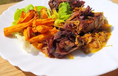 KANČÍ NA ZELENINĚ S BATÁTOVÝMI HRANOLKY