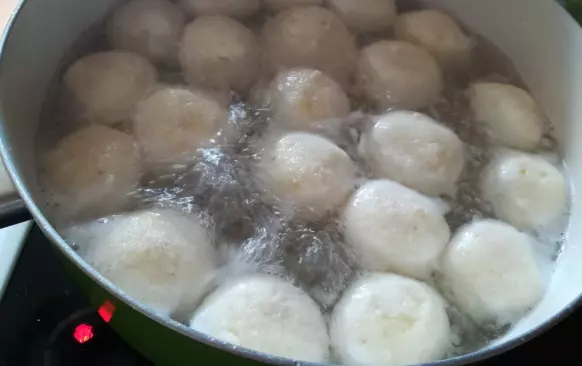 Ze surovin vypracujte těsto, vytvarujte větší kuličky a vařte ve vroucí vodě, poté co vyplavou v hrnci nahoru cca 8-10minut.
Poté přelijte jahodovým pyré, můžete použít jakékoliv sezónní ovoce (maliny, borůvky...). Ihned podávejte, rychle knedlíky chládnou.