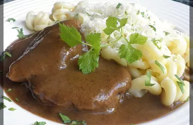 HOVĚZÍ PO MILÁNSKU Z "POMALÁČKU"