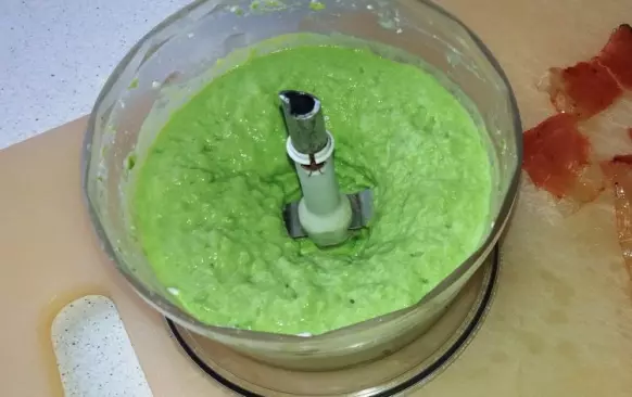 Rormixujeme na hladké pyré a případně dosolíme. Opatrně vmícháme 3/4 odloženého hrášku. Vajíčko uvaříme na tvrdo (nebo tak, jak má kdo rád) a vychladlé oloupeme.