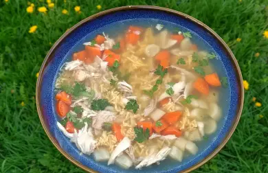 Kurací vývar s mäsom, zeleninou a rezancami - LC