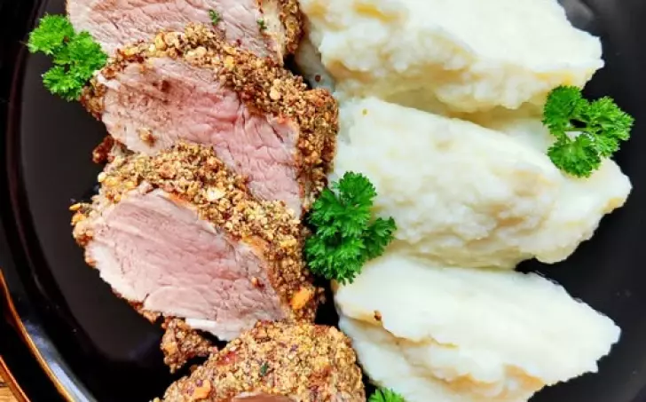 Vepřová panenka v krustě z kešu a petrželky s květákovou kaší