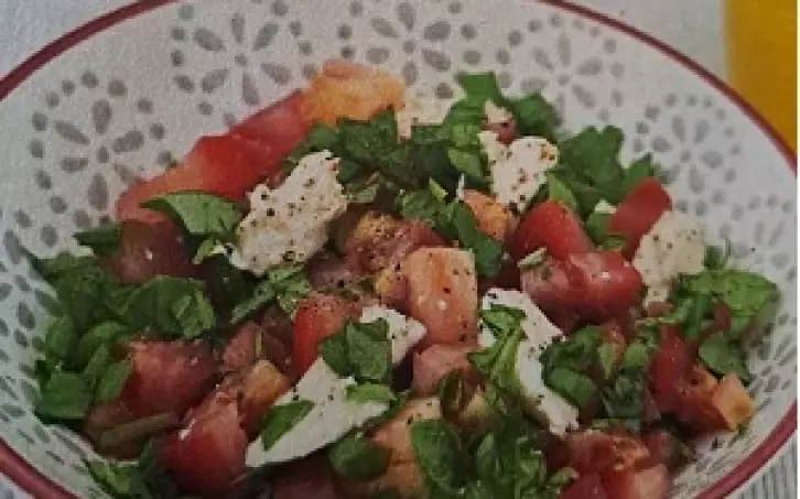 Rajčatový salát s mozzarellou a pečivem