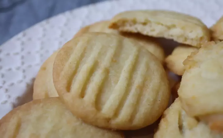 Domácí křupavé máslové sušenky s parmezánem (bez vajec)