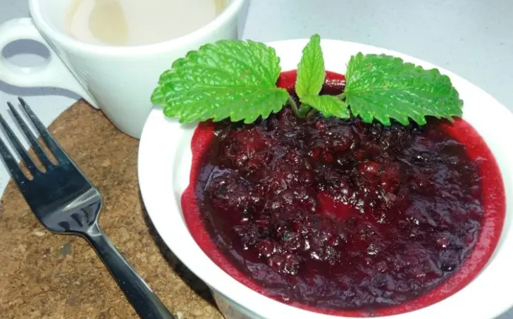 Kokosový cheesecake s ostružinovým želé
