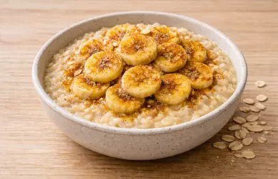 Ovesná kaše s karamelizovaným banánem