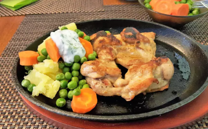 Kuřecí gyros steak na litinové pánvi
