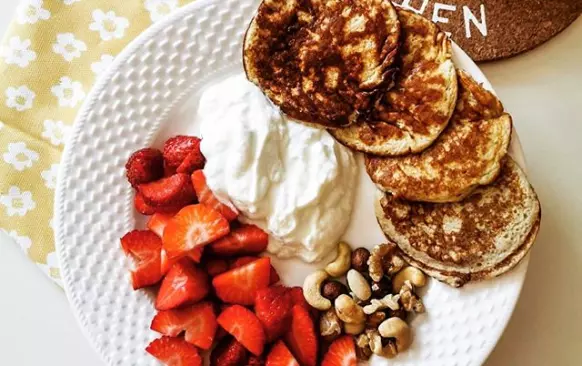 Vejce rozmixuješ s banánem a vložíš na pánev určenou na lívance. Pánev můžeš potřít kokosovým olejem. :) A potom stačí už jen dozdobit. 
na zdobení: bílý jogurt, mandle, ovoce, čokoláda ♥