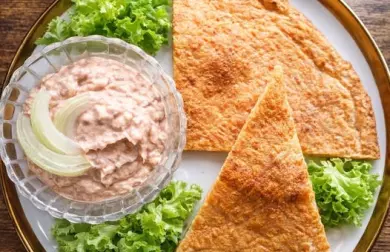 Tuňáková pomazánka a sýrová placka