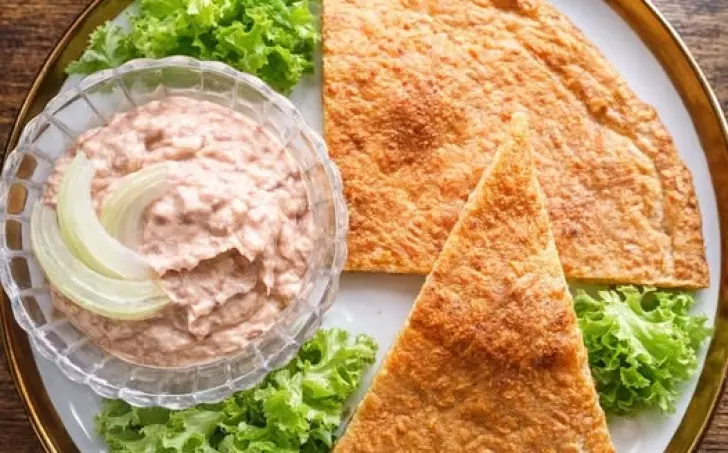 Tuňáková pomazánka a sýrová placka