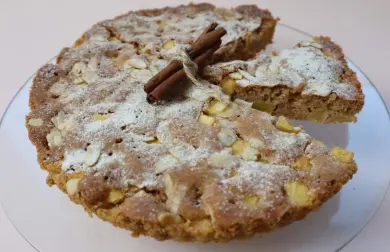 JABLEČNÝ KOLÁČ SE SKOŘICÍ A MANDLEMI