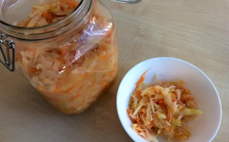 Kvašené bílé zelí s mrkví a cibulí neboli pickles