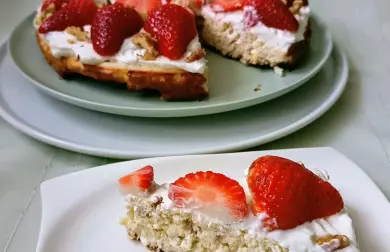 Kokosový koláč s ořechy a jahodami ( bez mouky)