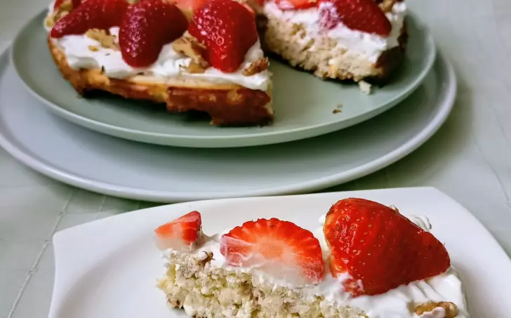 Kokosový koláč s ořechy a jahodami ( bez mouky)