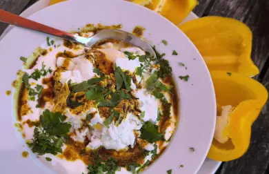 Pošírovaná vejce s jogurtem a kari zálivkou