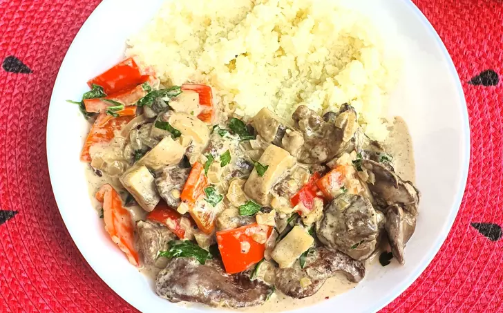 Kuřecí játra na smetaně s květákovou rýží