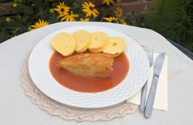 Plnené papriky s paradajkovou omáčkou