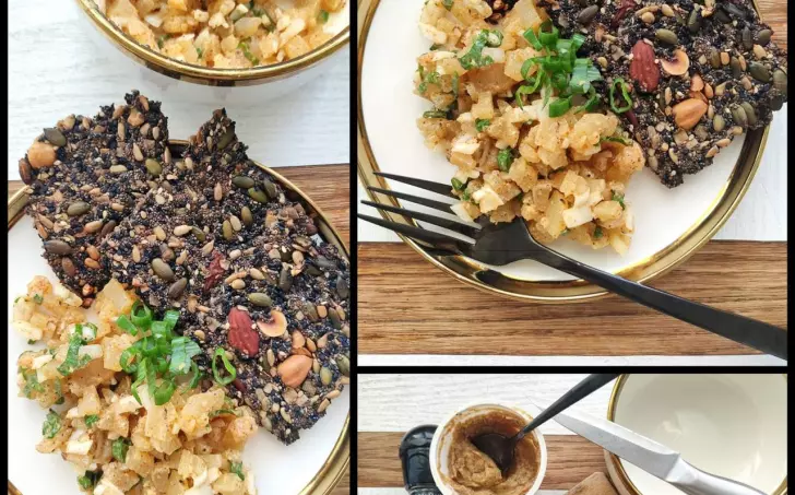 Tvarůžkový tatarák a semínkové krekry