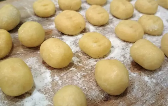 Prkénko jsem  posypala místo klasické mouky tapiokovou moukou.  Pokud vyznáváte low carb, nahraďte s ji ij jinou dle svého uvážení:)  Vyválela jsem válečky a rozdělila jsem je na stejné dílky. Z těch jsem potom vytvarovala nočky.  
Část těsta jsem nechala vedle - chtěla jsem vyzkoušet také vykrajování šulánků lžičkou:)  Nočky můžete dát chvíli ztuhnout do chladna.