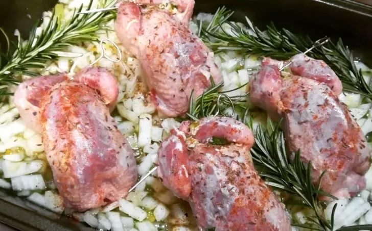 PEČENÉ KŘEPELKY S HRÁŠKOVÝM PYRÉ A CUKETOVOU NÁDIVKOU