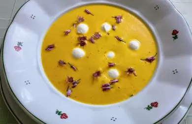 Krémová mrkvová polévka s mozzarellou