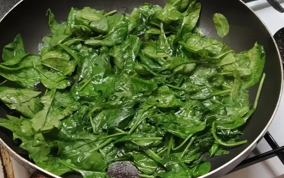 Špenátovo-sýrová náplň: na větší pánvi rozehřejeme máslo a špenát lehce osmažíme. Ne moc, aby nám z toho něco zbylo. Odstavíme z ohně a necháme trochu vychladnout. Pak přimícháme ricottu spolu se solí a kořením. Nakonec vmícháme vejce.

Já mám směs trochu řidší, jelikož jsem přidala ještě 150 g čerstvého sýru. Není to ale potřeba, uvedené množství by vystačilo i tak.