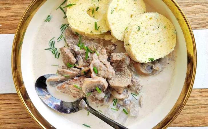 Vepřová panenka na smetaně a žampionech s knedlíkem ze smetanového sýra