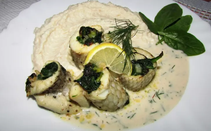 ZÁVITKY Z PSTRUHA PLNĚNÉ ŠPENÁTEM, KOPROVÁ OMÁČKA A CELEROVÉ PYRÉ