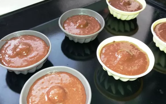 Vyšlehejte vejce, med a špetku soli do pěny. Přišlehejte olej, jogurt a mléko. V jiné misce smíchejte mouku s kakaem a sodou a postupně přišlehávejte k základu.
Formičky na bábovičky vytřete tenkou vrstvičkou kokosového oleje a naplňte těstem. Pečte v předehřáté troubě na 180 °C asi 20–25 minut.