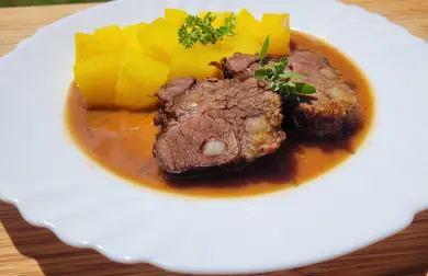 Hovädzí krk na slanine s kalerábom