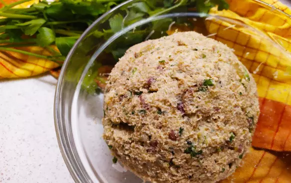 Všechny suché suroviny umixuju společně v nutribuletu. Cílem je rozmixovat psillium i parmazán na jemný prášek a všechny suroviny řádně smíchat. 

Na nepřilnavé pánvi osmahnu do růžova cibulku a slaninu.
Přidám na jemném struhadle nastrouhaný celer a za stálého tření vařečkou osmahnu do hněda a sucha.

Nechám trochu zchladnout. Přidám mokré suroviny a vše spolu řádně propracuji. Zabalím do folie a nechám v lednici cca 30minut odpočinout.Potom těsto rozdělím na 4 kusy a na pomoučněném vále z nich vyválím válečky.
Rozdělím na jednotlivé dílky, které upravím dle vlastních představ:) Já z nich udělala kuličky:) 

Pečeme v troubě na 180°C než zrůžoví nebo smažíme na pánvi na trošce sádla.